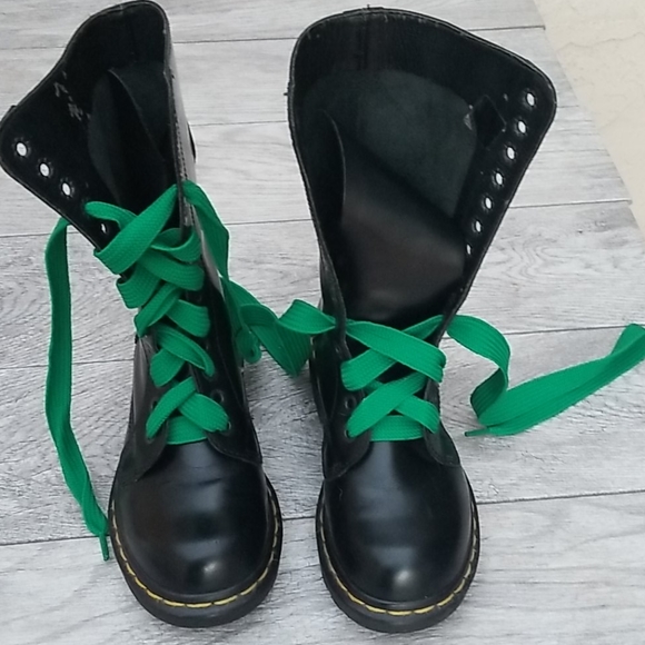 Dr. Martens Shoes - Dr martens 14-eye combat boot sz 6